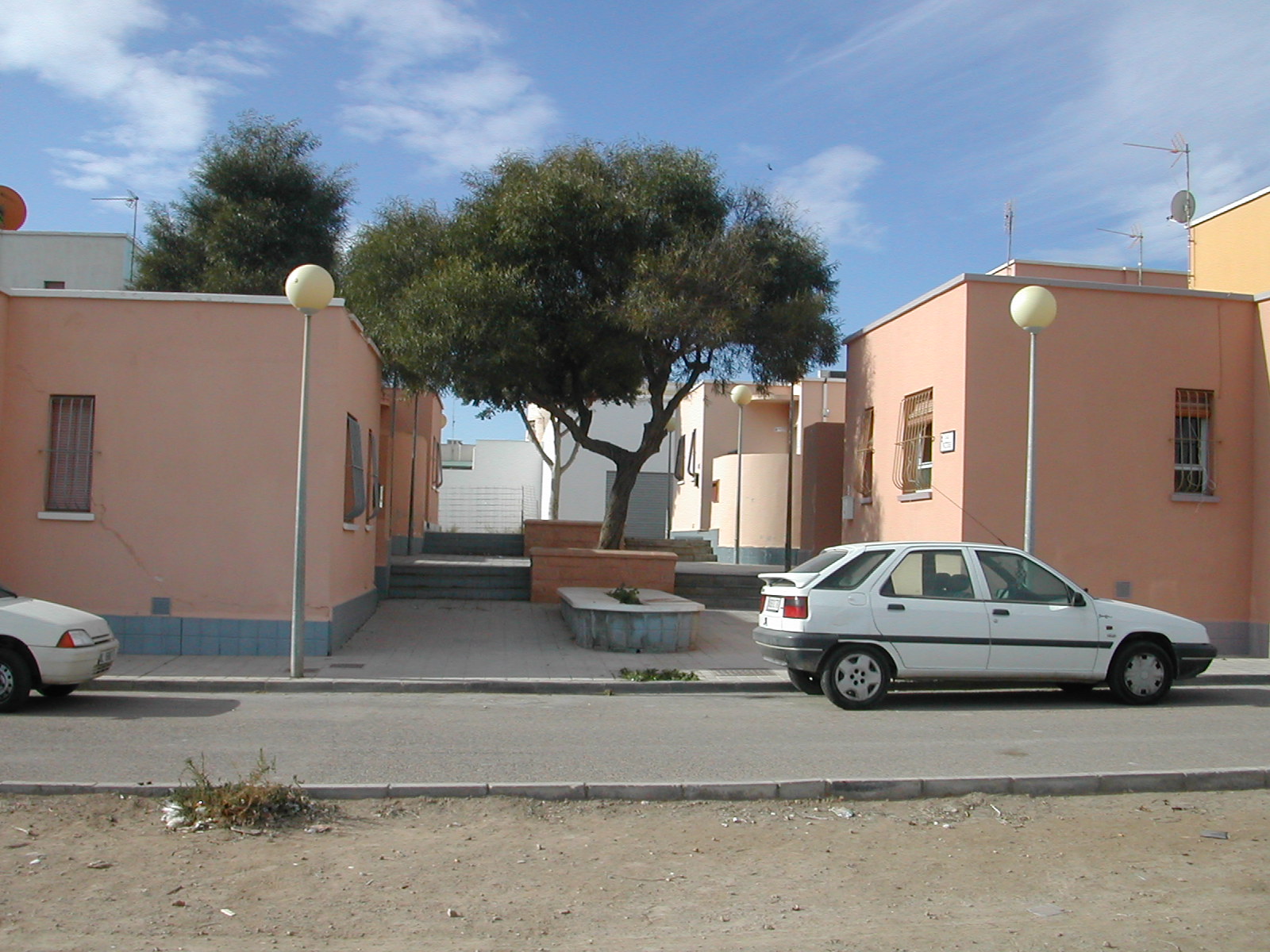 Proyecto y Dirección de obra de 28 VPO y locales en San Isidro, NÃjar (AlmerÃa) 2008