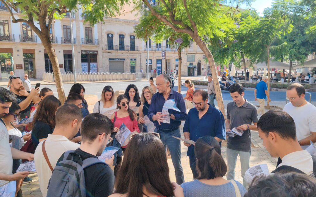 An Academic Look at the Correos Site: Students from Granada Visit Almería Accompanied by José Ángel Ferrer