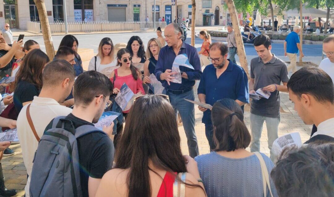 Una mirada académica al solar de Correos: estudiantes de Granada visitan Almería acompañados por José Ángel Ferrer